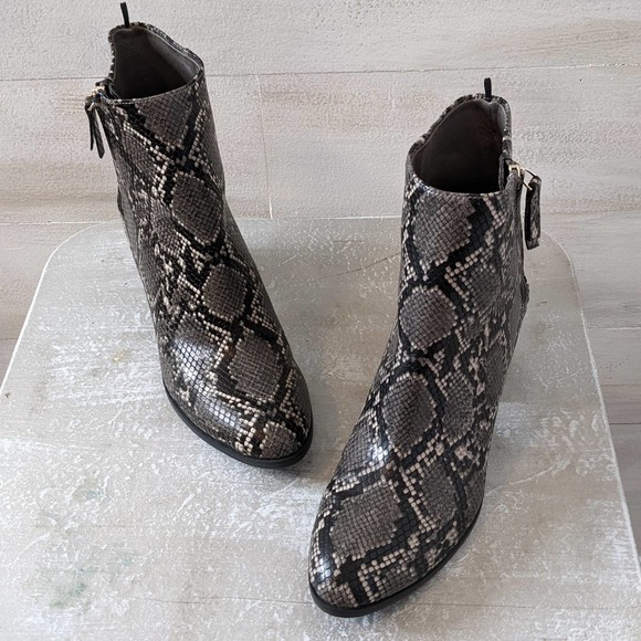 Old Navy Black and Gray Snakeskin Patterned Boots Size 8.5 NWOT - Picture 1 of 5